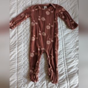 Kate Quinn Lap NECK FOOTIE | TINY CEDAR DAISIES | ORGANIC COTTON MULTI RIB 3-6M